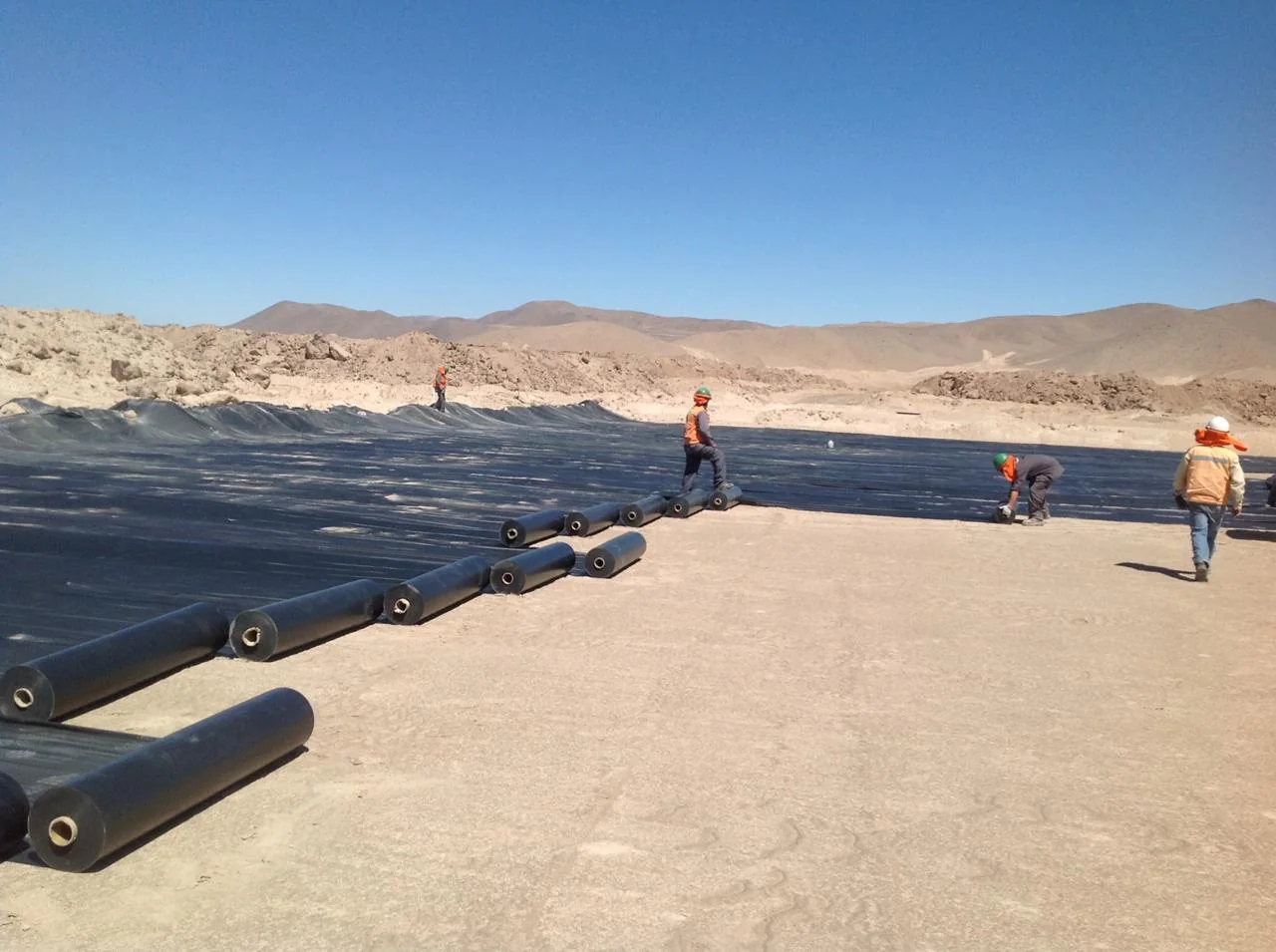 Instalación de geomembrana en piscina minera